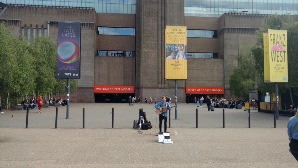 street musician by the Tate Modern